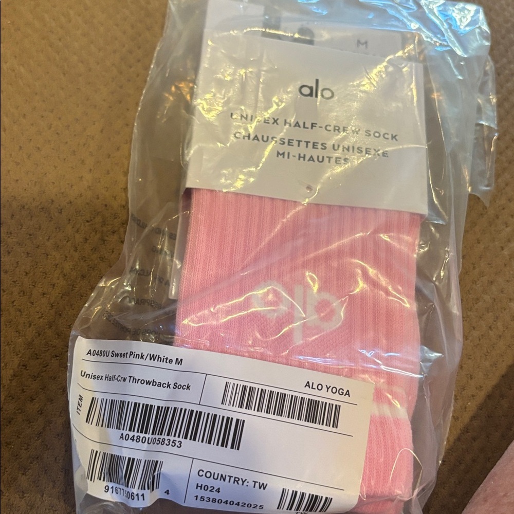 Alo Yoga Throwback Barre Socks Pink Ribbed Athletic Crew Socks Sweet Pink/White - Picture 2 of 4